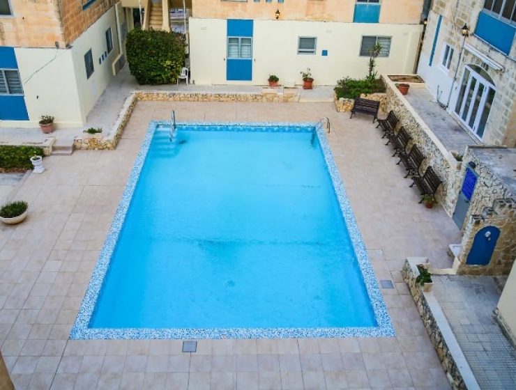 Three bedroom Luxury apartment with Communal Pool